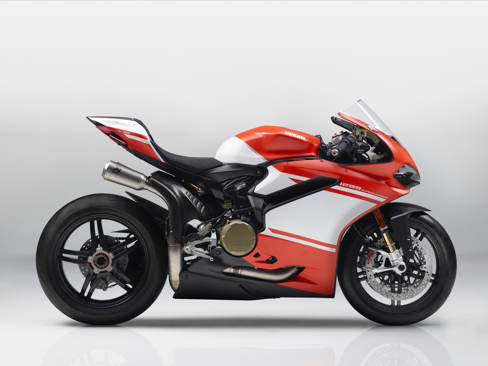 ランボルギーニ製ドゥカティ？ランボルギーニのカーボン技術が注入された「1299スーパーレッジェーラ」発表