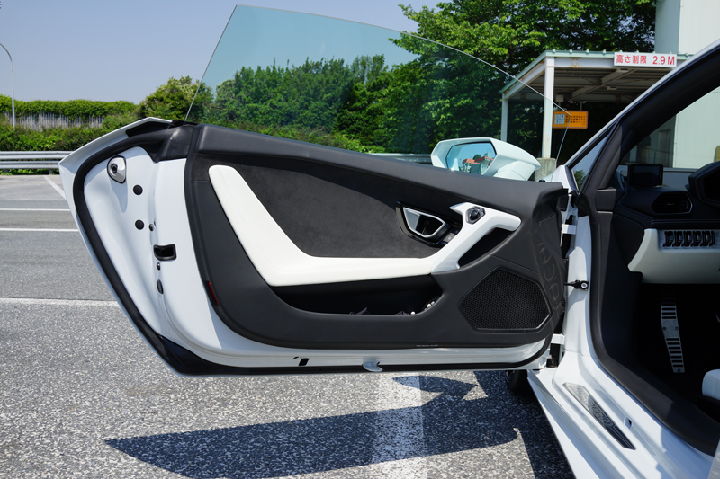 今日のランボルギーニ・ウラカン。一日に三回も「この車いくら？」と聞かれる。人々は1500万円くらいと考えている模様