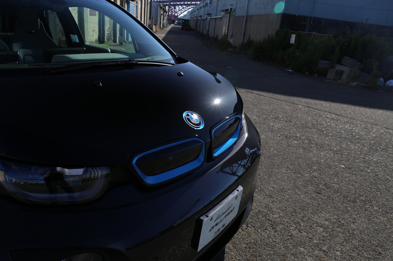 悲報。BMW i3にて高速道路走行中、落下物（ダンボール）にヒットしFバンパー損傷