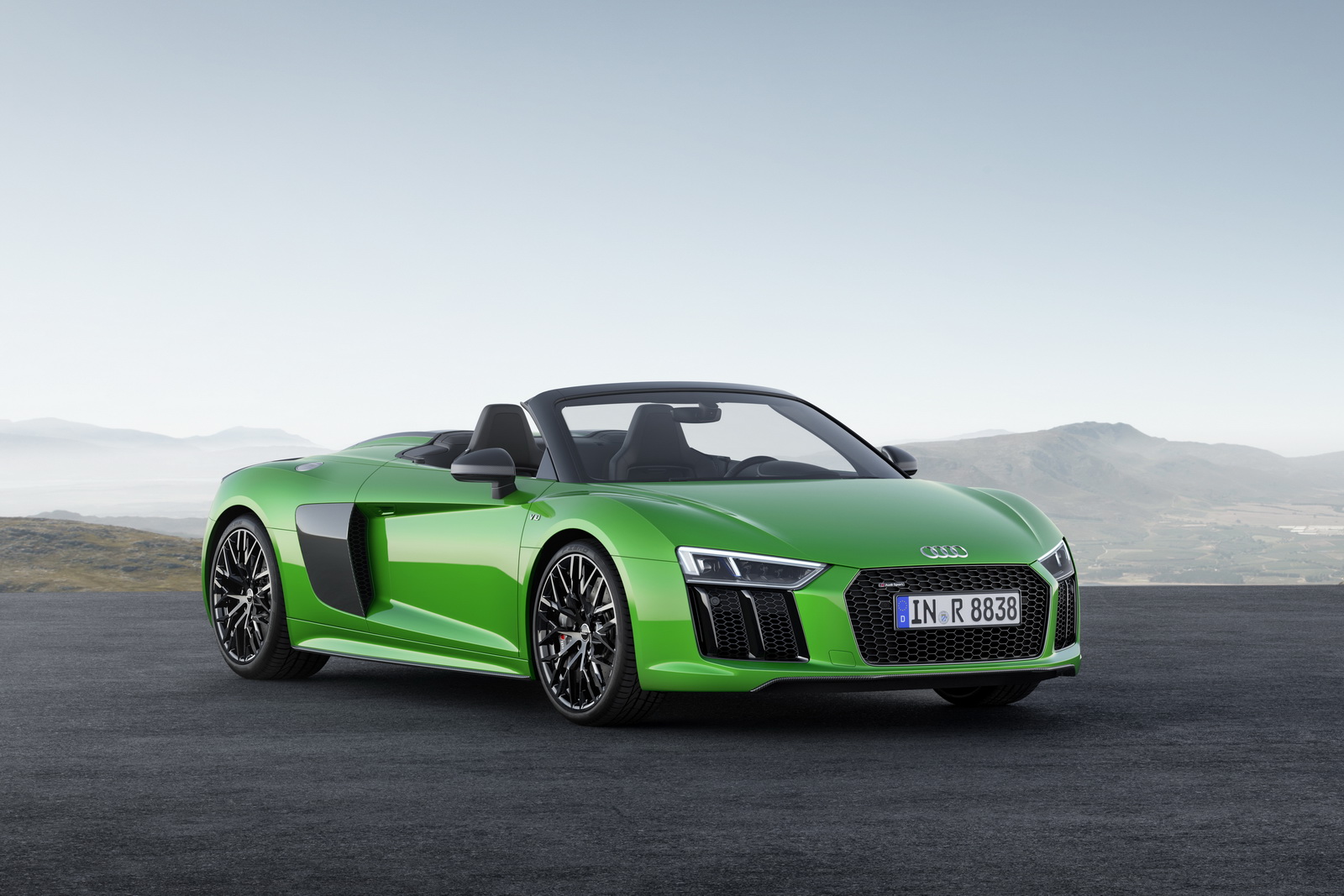 アウディR8 V10スパイダー・プラス発表。光輝顔料採用の新ボディカラー追加