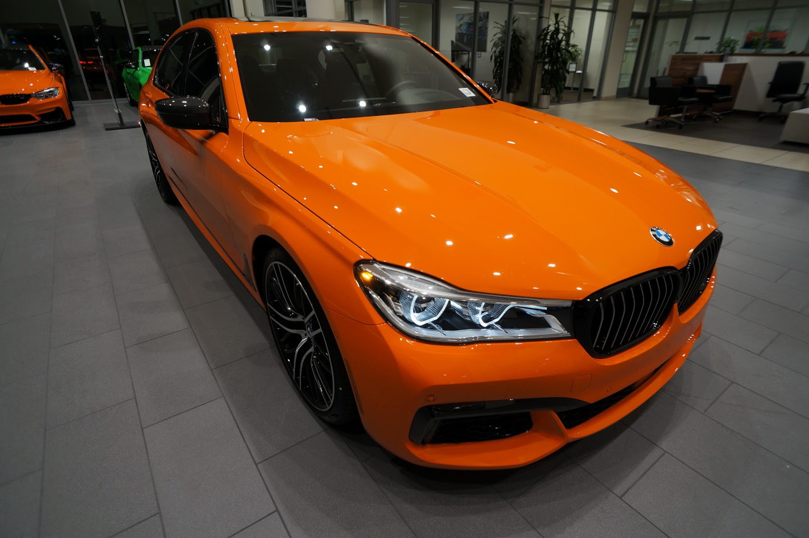 BMW7シリーズを純正カスタム。外装は「ファイヤー・オレンジ」、オプションだけでも420万円