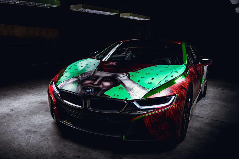 ジョーカー柄のBMW i8登場。ジョーカーの姿に加えてタトゥーも再現、ボディ表面もLEDで発光