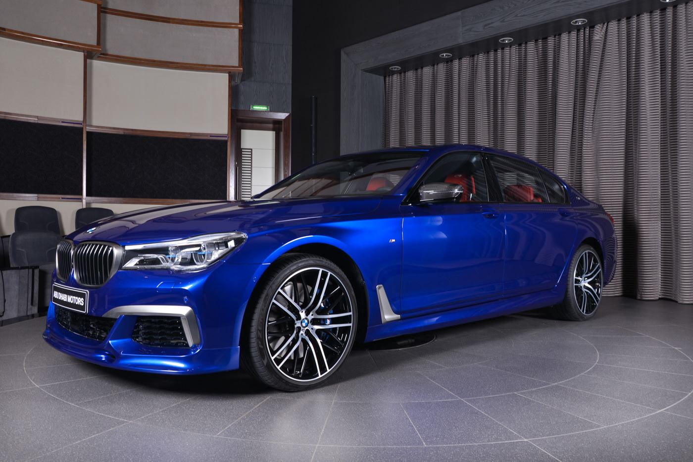 BMWアブダビが「サンマリノ・ブルー」のM760iLを公開。内装はレッド、アクセントはシルバー