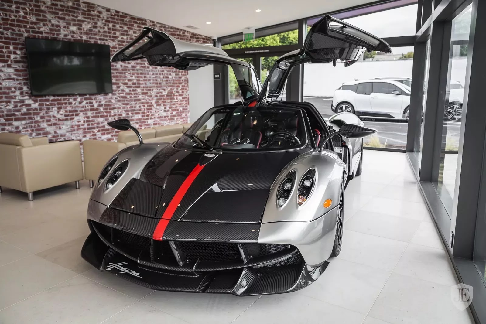 ワンオフ、そしてアメリカ納車第一号の「テンペスタ」装着パガーニ・ウアイラが中古市場へ登場