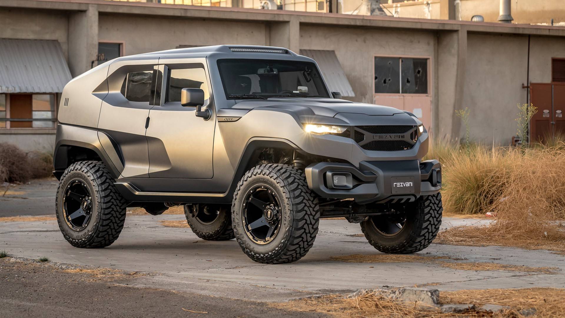 レズバニが新型SUV「タンク」発表。テーマは”ミリタリー＋フューチャー”、防弾仕様も