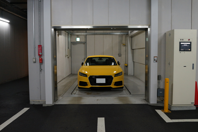 スーパーカーを駐車可能な駐車場「神戸オリエンタルホテル」。発券機へ寄せる必要がなく、専門性の高い係員が常駐