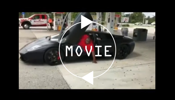 ガソリンスタンドにて、ランボルギーニから（体が大きすぎて）出てこれない男性。他にも同様の動画を見てみよう