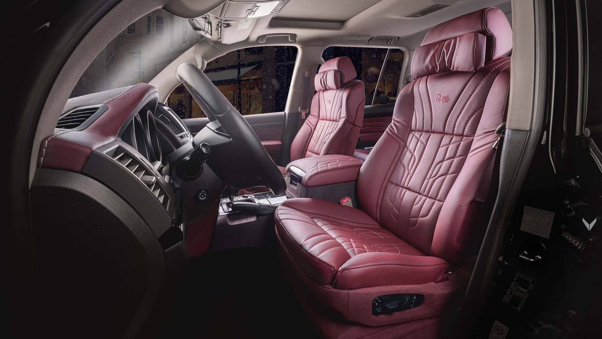 内装スペシャリストがトヨタ・ランドクルーザーのインテリアをカスタム。シートはなんとBMWから移植