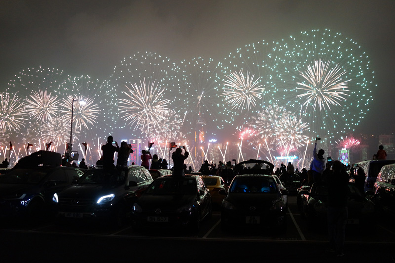 【動画】香港のカウントダウン花火を見てきた。ホテルのハーバービュールームから優雅に見るはずだったが・・・