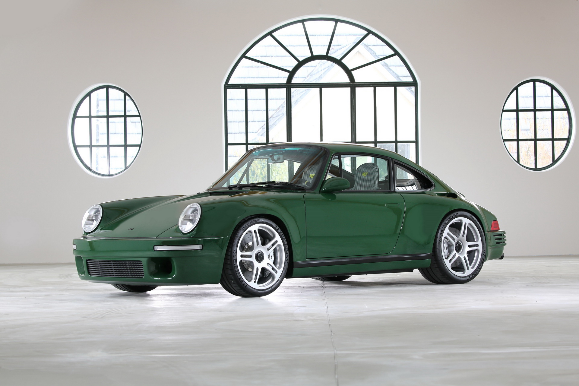 え？これも2018年の新車？ルーフがレトロな911ルック、中身はカーボンモノコックな「SCR」発表