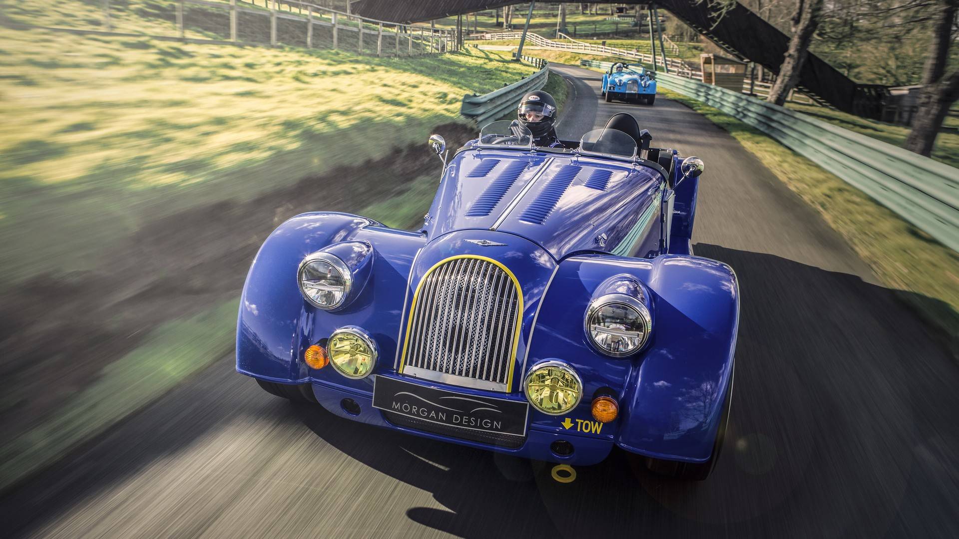 50年も同じ車作ってた！「世界最も軽いV8搭載車」、モーガン・プラス8の50周年記念車登場
