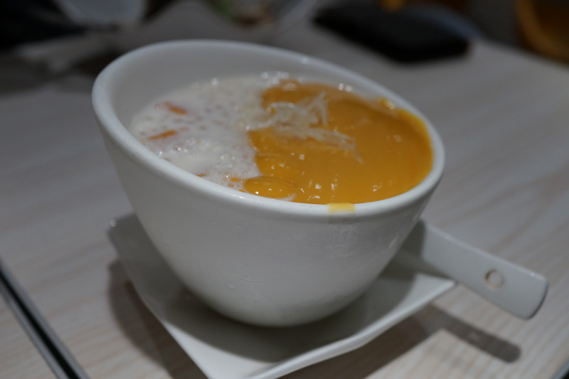 中国で食べたもの、スイーツや中華料理以外。マンゴーはタダ同然、ドリアンの方が人気