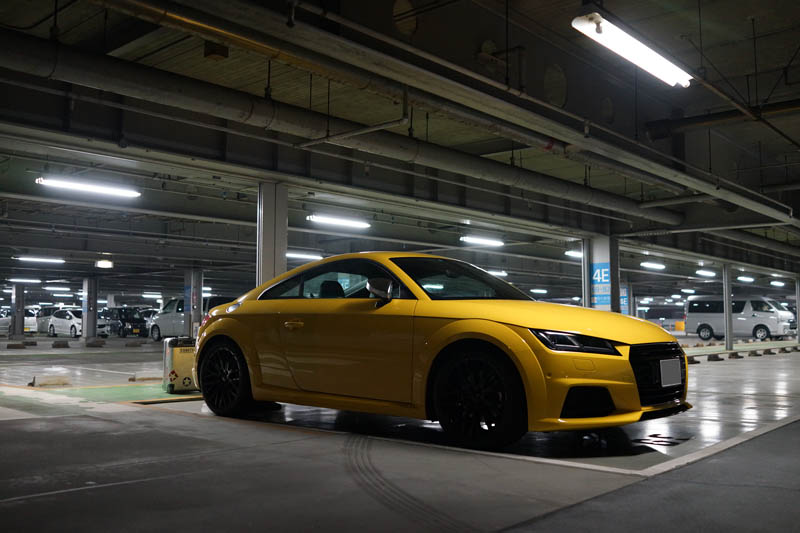 アウディTTのエンジンオイル交換。アウディの新車はメンテパック付きでオイル交換が無料
