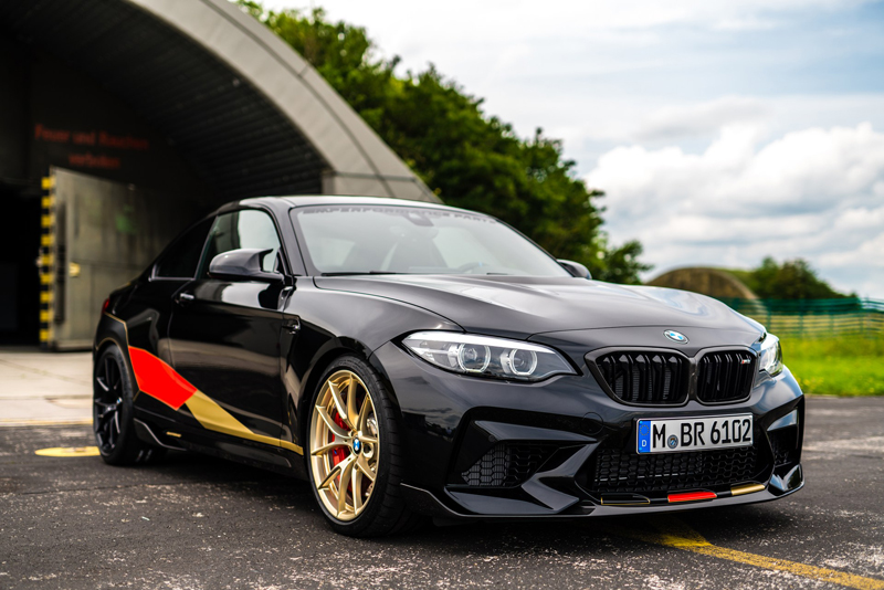 BMW M2にワールドカップ仕様が誕生。ドイツ国旗カラー採用、前後ホイールは色違い