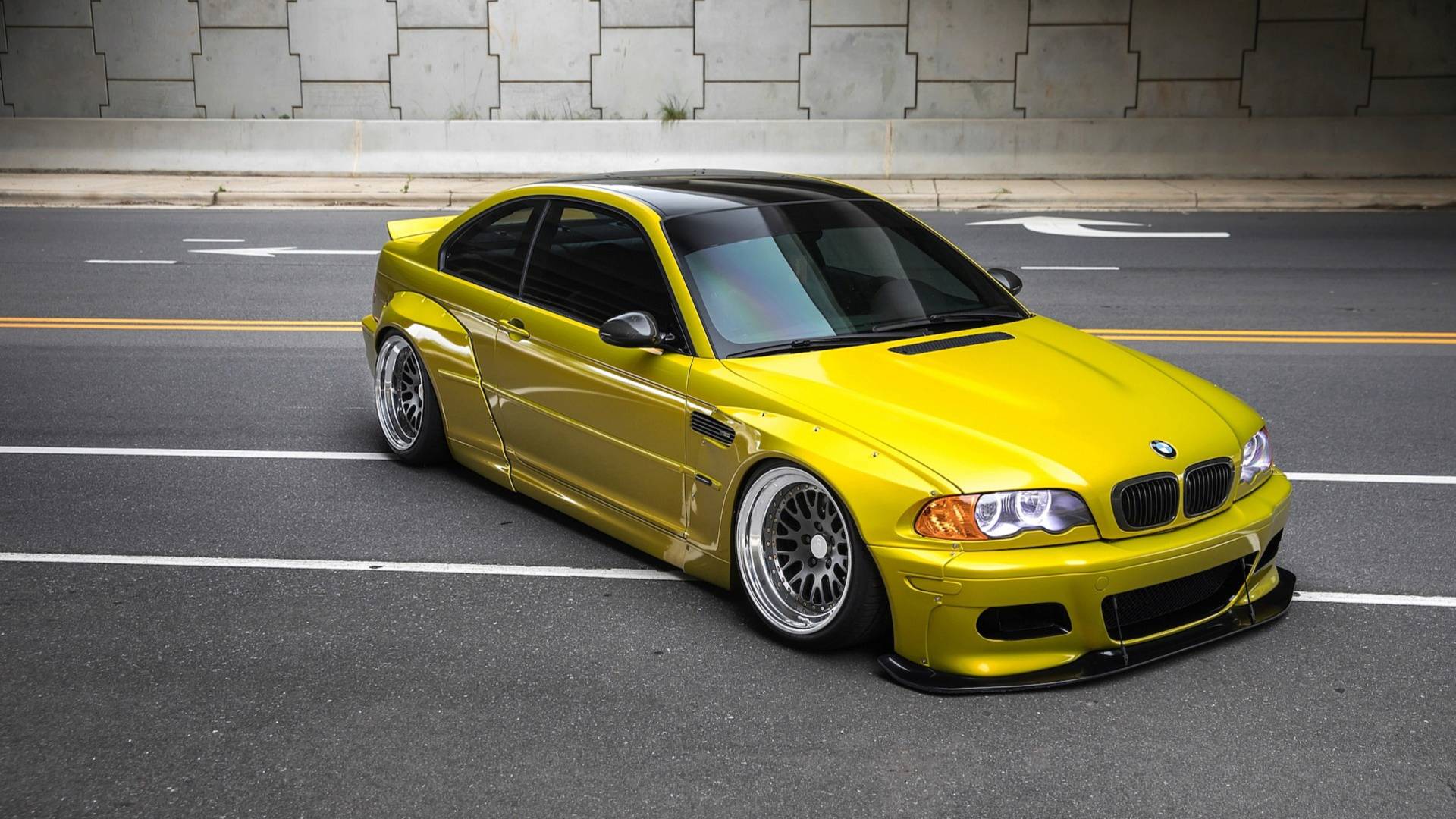 初代E30 M3風の「ブリスターフェンダー」装着のBMW E46 M3。再評価されて中古相場は高めで推移