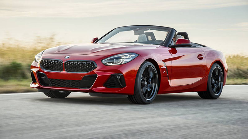 新型BMW Z4登場。エンジンは340馬力の直6ターボ、0-100km/h加速は4.6秒。ポルシェ・ケイマンSと真っ向勝負