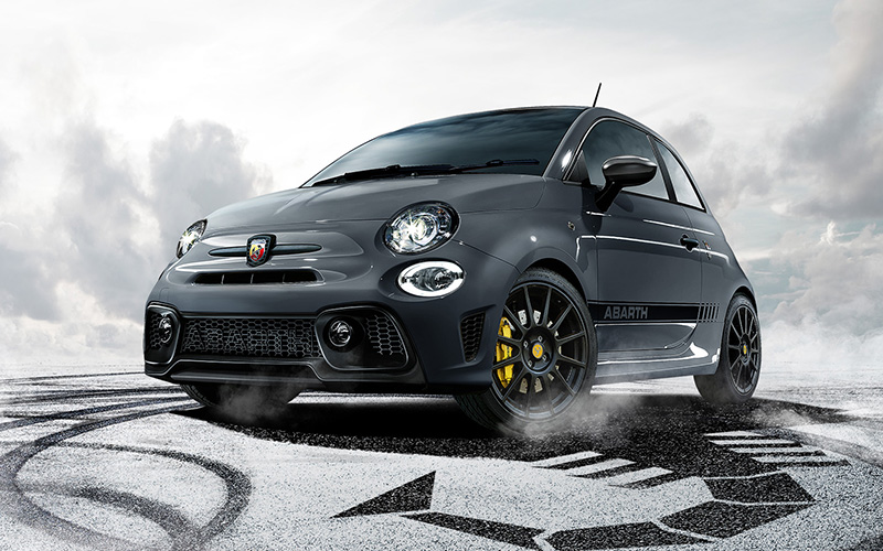 アバルト595にスパルタンな限定モデル「コンペティツォーネ・パフォーマンス・パッケージⅡ」登場。MTのみ、機械式LSD装備