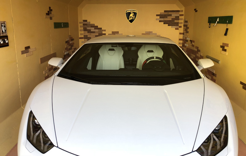ランボルギーニ・ウラカン洗車。ぼくが洗車にフットサルシューズを履くそのワケ