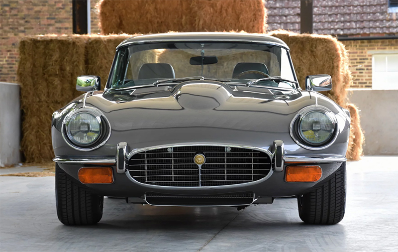 見た目は当時のままのジャガーE-Type。しかしエンジンはインジェクション、ライトはLED等、完全に現代っ子へレストア