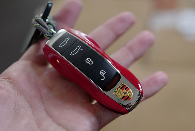 ポルシェ718ケイマンのキーカバーを変更。今回は「グロスレッド」、2,400円ナリ