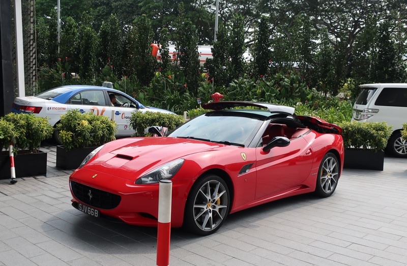 フェラーリをレンタルしてシンガポールF1 GPコースを走ってきた！