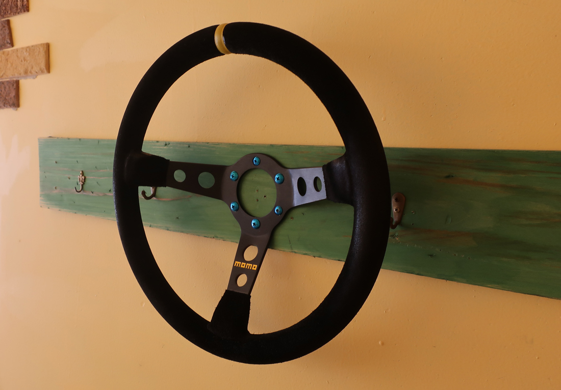 ランボルギーニ ウラカンを格納しているガレージに 飾り としてmomo製ステアリングホイール装着 タオルでも掛けてみるか 気になる車 バイクニュース ランボルギーニ ウラカンを格納しているガレージに 飾り としてmomo製ステアリングホイール装着 タオルでも掛けてみるか 気になる車 バイクニュース