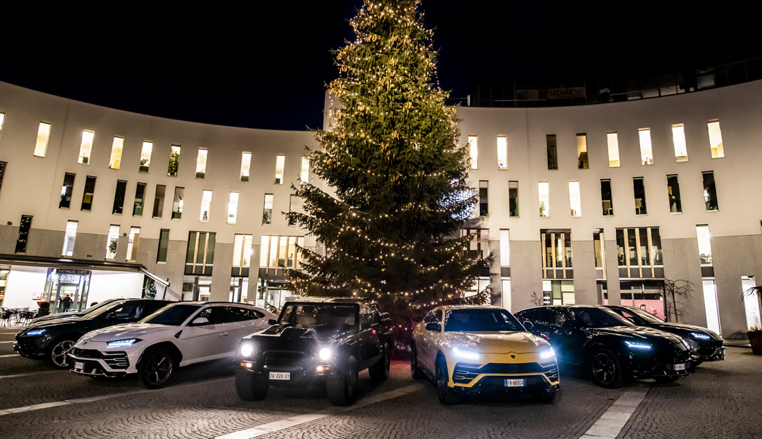 ランボルギーニが「クリスマス・ドライブ」開催！北イタリアのクリスマスマーケットへLM002とウルスを連ねて訪問