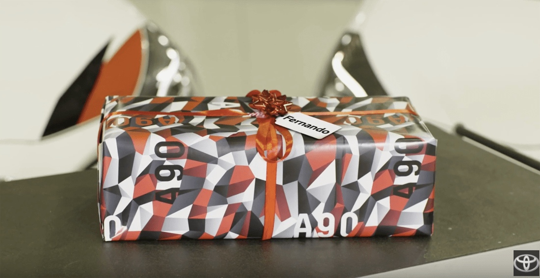 仕上げはサテンマット！トヨタがクリスマスに向け、新型A90スープラに採用されたカモフラージュ柄の包装紙を発売