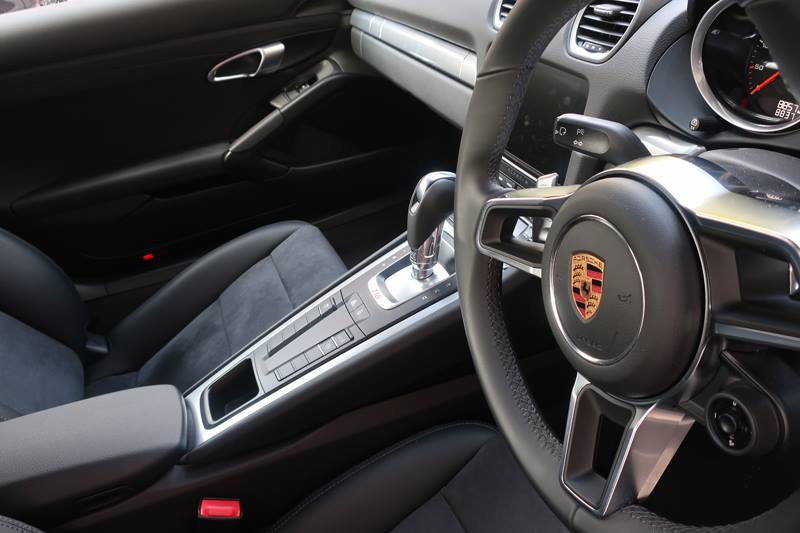 ポルシェ718ケイマン洗車。ダッシュボード、ドアインナーパネルの素材は汚れやすい