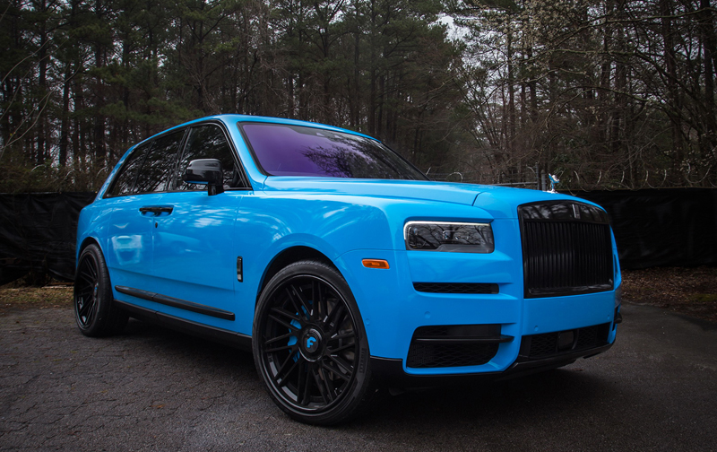 米ラッパーがロールスロイス・カリナンのカスタム一番乗り。ボディはレッドからブルーにラッピング、ホイールは24インチのブラックへ