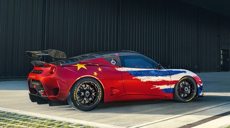 なんと中国国旗を身にまとう”ロータス・エヴォーラGT4”コンセプトが発表に。ロータスは中国でドライバー育成を行うなど一気に中国シフト