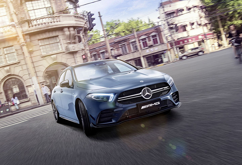 ついにAMGが中国生産に！漢字エンブレムを装着したメルセデスAMG A35 Lが発表。本国仕様よりも装備が充実し、ついにAMGもコモディティ化か