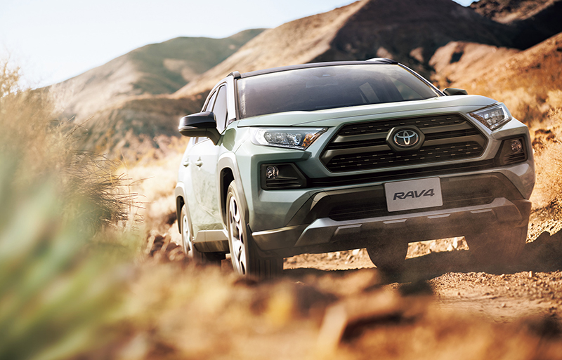 トヨタが新型RAV4を国内発売！キャッチコピーは「好きにまみれろ！」、アーバン仕様とオフロード仕様の選べる2タイプ
