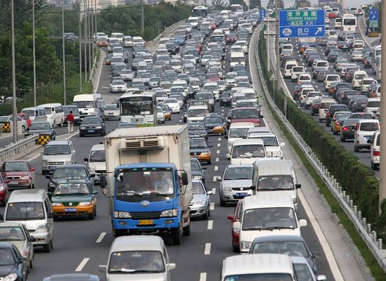 自然渋滞の原因は？遅い車や上り坂、信号が原因？ハマってしまった時は？