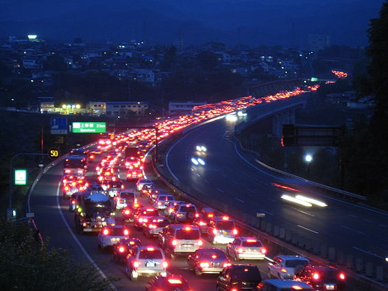 渋滞の原因はなぜ？先頭は何してるのか、自然渋滞が起こるメカニズムは？