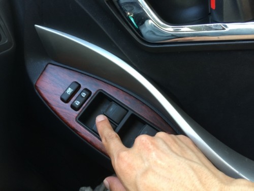 車の窓が開かない時の原因や対処方法、応急処置の方法や修理代の目安は？
