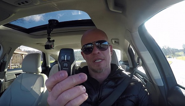 ユーチューバ―が運転中にスマートキーを外に投げたり、走行中にエンジンスタートボタンを押したら急にエンジンは止まるのかを実験【動画有】