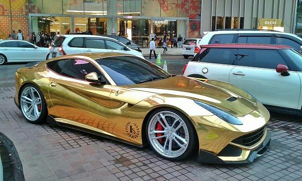 これは激しい。インドネシアにて、ゴールドラッピング施工されたフェラーリ「F12ベルリネッタ」が目撃に