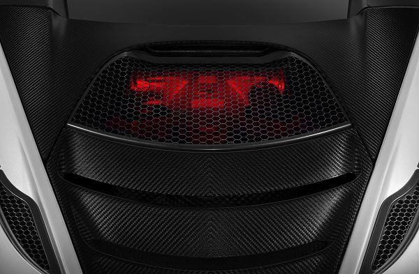 マクラーレン「720S」の新たなティーザ画像が公開に。やはり排気量4.0LのV8ツインターボで決定だ