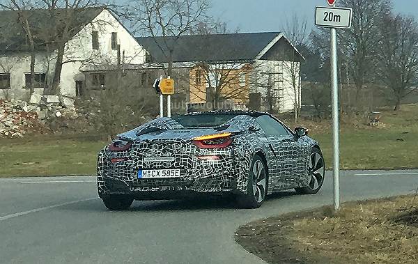 実は開発進行中。BMW「i8・スパイダー」の開発車両を捕捉