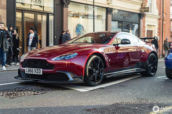 これはかなり珍しい。ロンドンにて、ワインレッドのアストンマーティン「ヴァンテージGT8」が目撃に