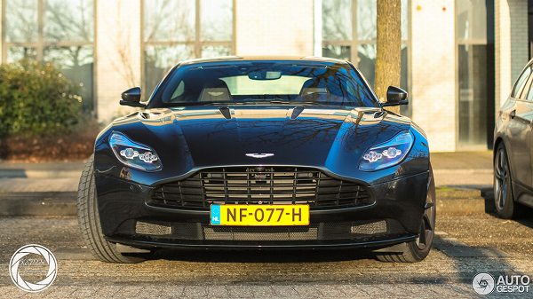 オランダにて、納車したてのアストンマーティン「DB11」が目撃に