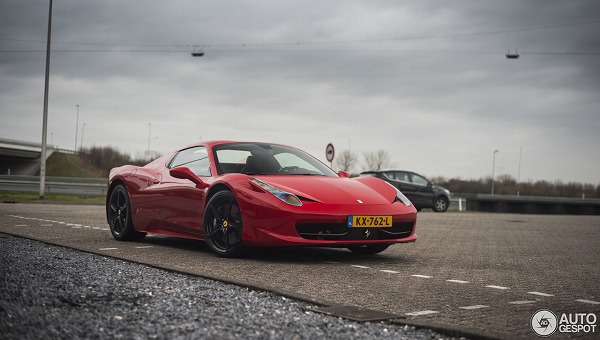 これで走ってるの？オランダにて、あまりにも残念過ぎるフェラーリ「458イタリア」が目撃に