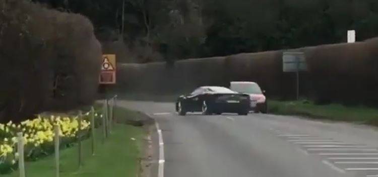 イギリスにて、ブラックカラーのフェラーリ「488GTB」がクールに加速するもスピンして危うく大事故に【動画有】
