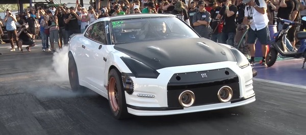 ゼロヨンの最速記録を持つ2,500馬力仕様の日産「GT-R」が1/2マイルレースにて「フォードGT」に負ける