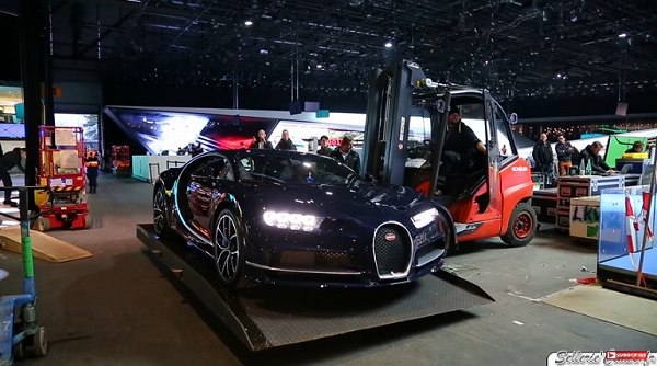 ブガッティ「シロン」がジュネーブモーターショー2017に向け入庫。イメージカラーのブルーを出展