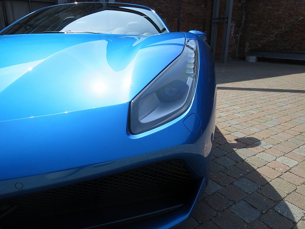 フェラーリ新車を買うなら今！特典として、もれなく無料でイタリア6日間の旅行招待プランが付いてくるぞ