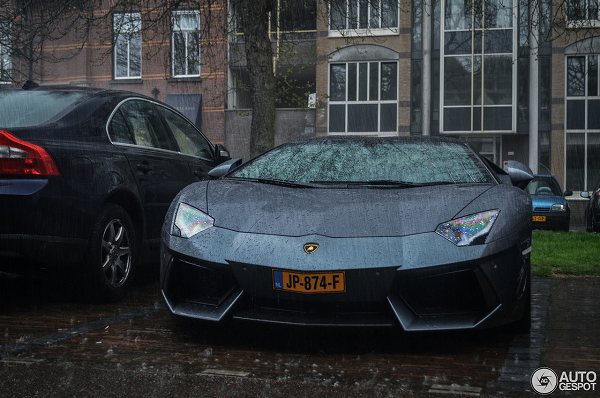 オランダにて、雨の中を走るマットグレーのランボルギーニ「アヴェンタドール・ロードスター」が目撃に