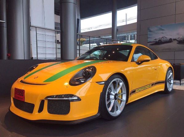 これまた珍しい。バナナイエローにグリーンのストライプ入りのポルシェ「911R」が納車