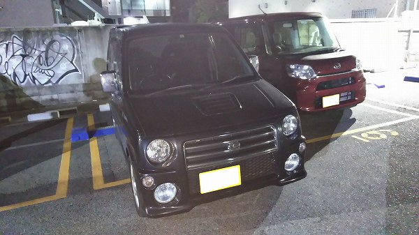 これは酷すぎる。関西某有料駐車場にて目撃された軽自動車の違法駐車